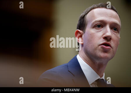 Washington, USA. 11 Apr, 2018. Facebook CEO Mark Zuckerberg bezeugt vor dem Haus Energie und Handel Ausschuss auf dem Capitol Hill in Washington, DC, USA, am 11. April 2018. Credit: Ting Shen/Xinhua/Alamy leben Nachrichten Stockfoto