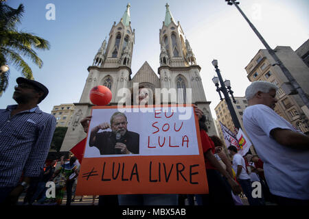 Sao Paulo, Brasilien. 11. April 2018. Sao Paulo, Brasilien. 11 Apr, 2018. die Demonstranten auf die Straße, in der Verteidigung des ehemaligen Präsidenten Luiz Inacio Lula da Silva, der vergangenen Samstag Credit: Dario Oliveira/ZUMA Draht/Alamy Leben Nachrichten verhaftet wurde, Stockfoto