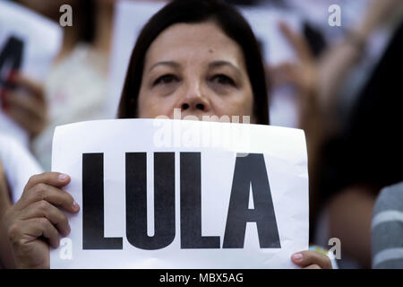 Sao Paulo, Brasilien. 11. April 2018. Sao Paulo, Brasilien. 11 Apr, 2018. die Demonstranten auf die Straße, in der Verteidigung des ehemaligen Präsidenten Luiz Inacio Lula da Silva, der vergangenen Samstag Credit: Dario Oliveira/ZUMA Draht/Alamy Leben Nachrichten verhaftet wurde, Stockfoto