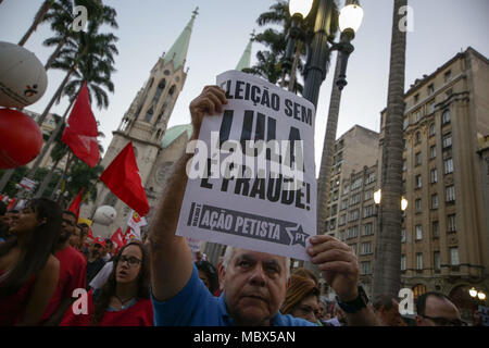 Sao Paulo, Brasilien. 11. April 2018. Sao Paulo, Brasilien. 11 Apr, 2018. die Demonstranten auf die Straße, in der Verteidigung des ehemaligen Präsidenten Luiz Inacio Lula da Silva, der vergangenen Samstag Credit: Dario Oliveira/ZUMA Draht/Alamy Leben Nachrichten verhaftet wurde, Stockfoto