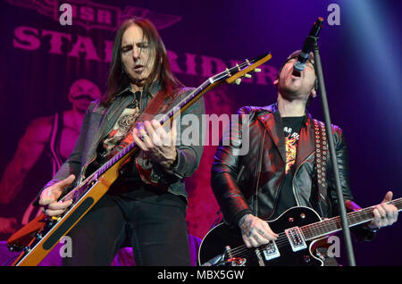 Green Bay, Wisconsin, USA. 5 Apr, 2018. Sänger Ricky Warwick und Gitarrist Damon Johnson der Band Black Star Riders führt auf dem Resch Center in Green Bay, Wisconsin. Ricky Bassman/CSM/Alamy leben Nachrichten Stockfoto