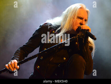 Green Bay, Wisconsin, USA. 5 Apr, 2018. Sänger Biff Byford der Band Sächsische führt auf dem Resch Center in Green Bay, Wisconsin. Ricky Bassman/CSM/Alamy leben Nachrichten Stockfoto