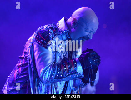 Green Bay, Wisconsin, USA. 5 Apr, 2018. Sänger Rob Halford von Judas Priest an der Resch Center in Green Bay, Wisconsin führt. Ricky Bassman/CSM/Alamy leben Nachrichten Stockfoto