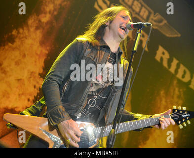 Green Bay, Wisconsin, USA. 5 Apr, 2018. Gitarrist Damon Johnson der Band Black Star Riders führt auf dem Resch Center in Green Bay, Wisconsin. Ricky Bassman/CSM/Alamy leben Nachrichten Stockfoto