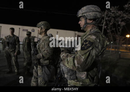 Dongducheon, Europa, Deutschland, Baden-Württemberg, Südkorea. 12 Apr, 2018. April 12, 2018 - Camp Casey, Südkorea - USA Militärische Konkurrenz bereiten sie sich auf ihren 12 Kilometer Fußmarsch während einer beste Konkurrenz im Camp Casey im Dongducheon, Südkorea. Besten Krieger Wettbewerb jedes Jahr jährliche US-Militär Veranstaltung. Credit: Ryu Seung-Il/ZUMA Draht/Alamy leben Nachrichten Stockfoto