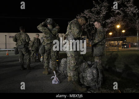 Dongducheon, Europa, Deutschland, Baden-Württemberg, Südkorea. 12 Apr, 2018. April 12, 2018 - Camp Casey, Südkorea - USA Militärische Konkurrenz bereiten sie sich auf ihren 12 Kilometer Fußmarsch während einer beste Konkurrenz im Camp Casey im Dongducheon, Südkorea. Besten Krieger Wettbewerb jedes Jahr jährliche US-Militär Veranstaltung. Credit: Ryu Seung-Il/ZUMA Draht/Alamy leben Nachrichten Stockfoto