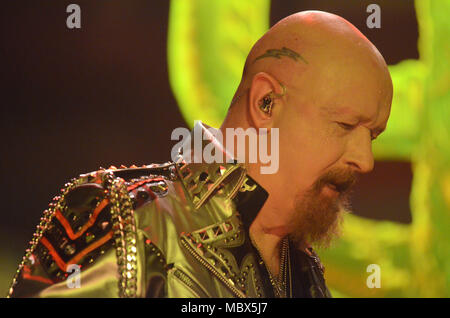 Green Bay, Wisconsin, USA. 5 Apr, 2018. Sänger Rob Halford von Judas Priest an der Resch Center in Green Bay, Wisconsin führt. Ricky Bassman/CSM/Alamy leben Nachrichten Stockfoto