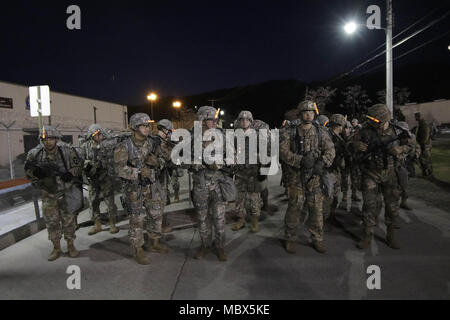 Dongducheon, Europa, Deutschland, Baden-Württemberg, Südkorea. 12 Apr, 2018. April 12, 2018 - Camp Casey, Südkorea - USA Militärische Konkurrenz bereiten sie sich auf ihren 12 Kilometer Fußmarsch während einer beste Konkurrenz im Camp Casey im Dongducheon, Südkorea. Besten Krieger Wettbewerb jedes Jahr jährliche US-Militär Veranstaltung. Credit: Ryu Seung-Il/ZUMA Draht/Alamy leben Nachrichten Stockfoto