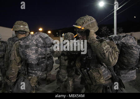 Dongducheon, Europa, Deutschland, Baden-Württemberg, Südkorea. 12 Apr, 2018. April 12, 2018 - Camp Casey, Südkorea - USA Militärische Konkurrenz bereiten sie sich auf ihren 12 Kilometer Fußmarsch während einer beste Konkurrenz im Camp Casey im Dongducheon, Südkorea. Besten Krieger Wettbewerb jedes Jahr jährliche US-Militär Veranstaltung. Credit: Ryu Seung-Il/ZUMA Draht/Alamy leben Nachrichten Stockfoto