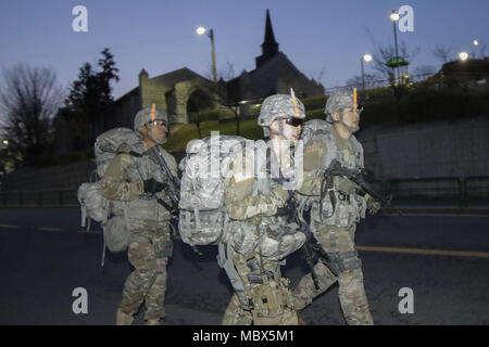 Dongducheon, Europa, Deutschland, Baden-Württemberg, Südkorea. 12 Apr, 2018. April 12, 2018 - Camp Casey, Südkorea - USA Militärische Konkurrenz laufen für Ihre 12 Kilometer Fußmarsch während einer beste Konkurrenz im Camp Casey im Dongducheon, Südkorea. Besten Krieger Wettbewerb jedes Jahr jährliche US-Militär Veranstaltung. Credit: Ryu Seung-Il/ZUMA Draht/Alamy leben Nachrichten Stockfoto