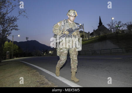 Dongducheon, Europa, Deutschland, Baden-Württemberg, Südkorea. 12 Apr, 2018. April 12, 2018 - Camp Casey, Südkorea - USA Militärische Konkurrenz laufen für Ihre 12 Kilometer Fußmarsch während einer beste Konkurrenz im Camp Casey im Dongducheon, Südkorea. Besten Krieger Wettbewerb jedes Jahr jährliche US-Militär Veranstaltung. Credit: Ryu Seung-Il/ZUMA Draht/Alamy leben Nachrichten Stockfoto