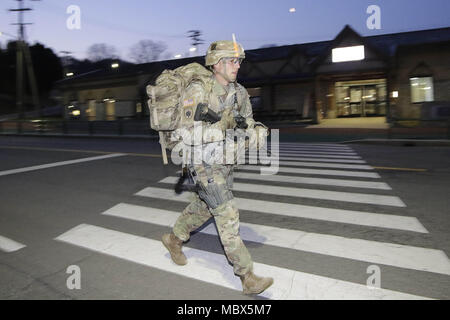 Dongducheon, Europa, Deutschland, Baden-Württemberg, Südkorea. 12 Apr, 2018. April 12, 2018 - Camp Casey, Südkorea - USA Militärische Konkurrenz laufen für Ihre 12 Kilometer Fußmarsch während einer beste Konkurrenz im Camp Casey im Dongducheon, Südkorea. Besten Krieger Wettbewerb jedes Jahr jährliche US-Militär Veranstaltung. Credit: Ryu Seung-Il/ZUMA Draht/Alamy leben Nachrichten Stockfoto