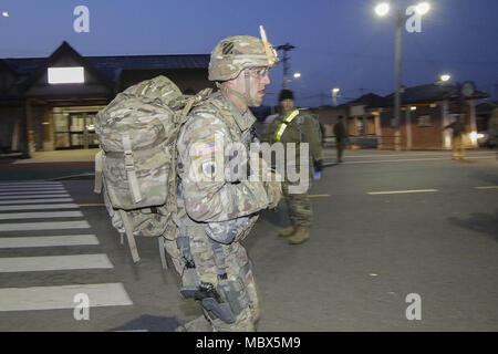 Dongducheon, Europa, Deutschland, Baden-Württemberg, Südkorea. 12 Apr, 2018. April 12, 2018 - Camp Casey, Südkorea - USA Militärische Konkurrenz laufen für Ihre 12 Kilometer Fußmarsch während einer beste Konkurrenz im Camp Casey im Dongducheon, Südkorea. Besten Krieger Wettbewerb jedes Jahr jährliche US-Militär Veranstaltung. Credit: Ryu Seung-Il/ZUMA Draht/Alamy leben Nachrichten Stockfoto