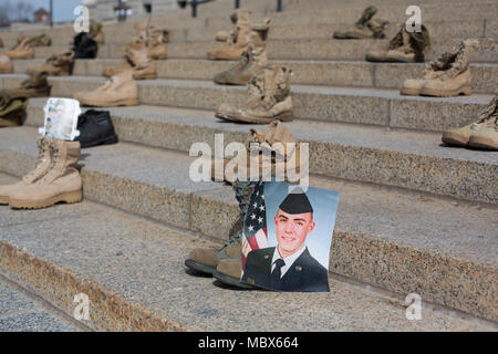 St. Paul, Minnesota, USA. 11. April 2018. Militärstiefel Linie die Schritte des Minnesota State Capitol Building, die Soldaten und Veteranen zu Selbstmord verloren und die Sensibilisierung der Suizidprävention. Copyright: Gina Kelly/Alamy leben Nachrichten Stockfoto