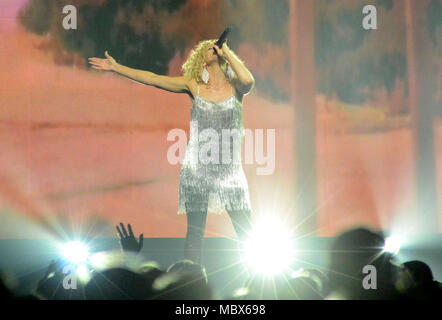 Milwaukee, Wisconsin, USA. 6 Apr, 2018. Land Sängerin Kimberly Schlapman der Band Little Big Town führt auf dem BMO Harris Bradley Center in Milwaukee, Wisconsin. Ricky Bassman/CSM/Alamy leben Nachrichten Stockfoto