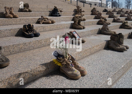 St. Paul, Minnesota, USA. 11. April 2018. Militärstiefel Linie die Schritte des Minnesota State Capitol Building, die Soldaten und Veteranen zu Selbstmord verloren und die Sensibilisierung der Suizidprävention. Copyright: Gina Kelly/Alamy leben Nachrichten Stockfoto