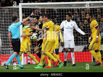 Madrid, Spanien. 11 Apr, 2018. Schiedsrichter (1. L) gibt Real Madrid Strafe während der UEFA Champions League Viertelfinale Rückspiel Fußballspiel zwischen der Mannschaft von Real Madrid und die italienische Mannschaft von Juventus Turin in Madrid, Spanien, vom 11. April 2018. Juventus Turin gewann 3-1. Real Madrid in die Halbfinale mit 4-3 am Aggregat. Credit: Edward Peters Lopez/Xinhua/Alamy leben Nachrichten Stockfoto