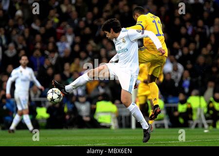 Madrid, Spanien. 11 Apr, 2018. Von Real Madrid Jesus Vallejo (L) Mias mit Juventus' Douglas Costa während der UEFA Champions League Viertelfinale Rückspiel Fußballspiel zwischen der Mannschaft von Real Madrid und die italienische Mannschaft von Juventus Turin in Madrid, Spanien, vom 11. April 2018. Juventus Turin gewann 3-1. Real Madrid in die Halbfinale mit 4-3 am Aggregat. Credit: Edward Peters Lopez/Xinhua/Alamy leben Nachrichten Stockfoto