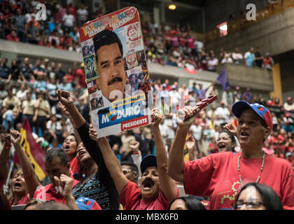 Caracas, Venezuela, 11. April 2018. Menschen beteiligen sich an einer Handlung zugunsten der Präsident und Kandidat für die Wiederwahl Nicolás Maduro, in der Gemeinde Sucre, östlich von Caracas. Credit: Marcos Salgado/Alamy leben Nachrichten Stockfoto