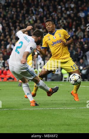 Madrid, Spanien. 11 Apr, 2018. Von Real Madrid Dani Carvajal (L) Mias mit Juventus' Alex Sandro während der UEFA Champions League Viertelfinale Rückspiel Fußballspiel zwischen der Mannschaft von Real Madrid und die italienische Mannschaft von Juventus Turin in Madrid, Spanien, vom 11. April 2018. Juventus Turin gewann 3-1. Real Madrid in die Halbfinale mit 4-3 am Aggregat. Credit: Edward Peters Lopez/Xinhua/Alamy leben Nachrichten Stockfoto