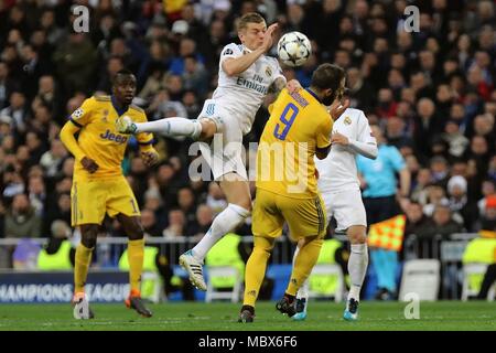 Madrid, Spanien. 11 Apr, 2018. Von Real Madrid Toni Kroos (C) Mias mit Juventus' Gonzalo Higuain (R) während der UEFA Champions League Viertelfinale Rückspiel Fußballspiel zwischen der Mannschaft von Real Madrid und die italienische Mannschaft von Juventus Turin in Madrid, Spanien, vom 11. April 2018. Juventus Turin gewann 3-1. Real Madrid in die Halbfinale mit 4-3 am Aggregat. Credit: Edward Peters Lopez/Xinhua/Alamy leben Nachrichten Stockfoto