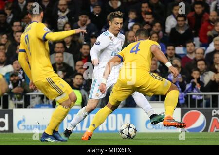 Madrid, Spanien. 11 Apr, 2018. Von Real Madrid Cristiano Ronaldo (C) konkurriert während der UEFA Champions League Viertelfinale Rückspiel Fußballspiel zwischen der Mannschaft von Real Madrid und die italienische Mannschaft von Juventus Turin in Madrid, Spanien, vom 11. April 2018. Juventus Turin gewann 3-1. Real Madrid in die Halbfinale mit 4-3 am Aggregat. Credit: Edward Peters Lopez/Xinhua/Alamy leben Nachrichten Stockfoto