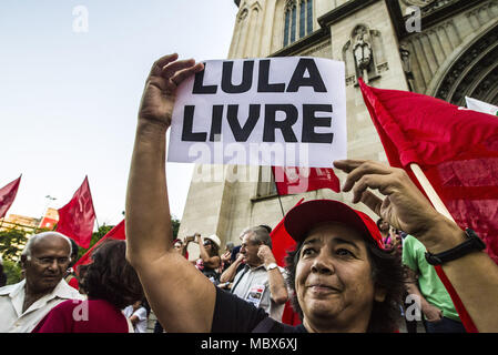 Sao Paulo, Brasilien. 11. April 2018. Sao Paulo, Brasilien. 11 Apr, 2018. Anhänger der brasilianische Präsident Luiz Inacio Lula da Silva halten eine Demonstration ausserhalb von Se Kathedrale. Eine Gerechtigkeit auf der Brasilianischen Obersten Gerichtshof am Dienstag bestellt eine Verzögerung bis nächste Woche eine Debatte über die Änderung eines Gesetzes, der könnte, wenn er verabschiedet wird, dazu führen, dass die bevorstehende Release von vor kurzem Inhaftierten ex-Präsident Luiz Inacio Lula da Silva. Credit: Cris Fafa/ZUMA Draht/Alamy leben Nachrichten Stockfoto