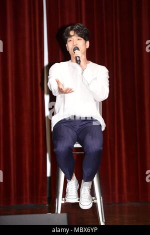 Seoul, Korea. 11 Apr, 2018. Changmin Lee (2 Uhr) hielt seine erste Solo Mini Album in Seoul, Korea am 11. April 2018. (China und Korea Rechte) Gutschrift zu fördern: TopPhoto/Alamy leben Nachrichten Stockfoto