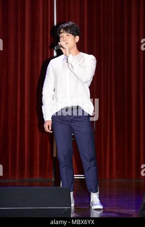 Seoul, Korea. 11 Apr, 2018. Changmin Lee (2 Uhr) hielt seine erste Solo Mini Album in Seoul, Korea am 11. April 2018. (China und Korea Rechte) Gutschrift zu fördern: TopPhoto/Alamy leben Nachrichten Stockfoto