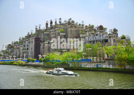 Shanghai, Shanghai, China. 12 Apr, 2018. Shanghai, China 11. April 2018: Shanghai Tian An Sonnenschein Halbinsel, im Bezirk Putuo Shanghai gelegen, ist entlang der 1.100 m Bank von Suzhou River mit einer Fläche von ungefähr 82,752 qm gebaut. Dieses Projekt wurde von dem britischen Designer Thomas Heatherwick, wird als "hängenden Garten in Shanghai' betitelt. Es wurde als kommerzielles und Entertainment Komplex geplant. Credit: SIPA Asien/ZUMA Draht/Alamy leben Nachrichten Stockfoto