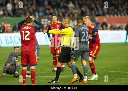 New York, NY - 11. April 2018: Schiedsrichter Markus Geiger zeigt Strafe für Störung gegen Maximiliano Moralez (10) Der NYCFC während der regulären MLS Spiel gegen Real Salt Lake auf Yankee Stadium NYCFC gewonnen 4 - 0 Credit: Lev radin/Alamy leben Nachrichten Stockfoto