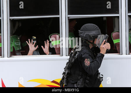 Quezon City, Philippinen. 12 Apr, 2018. Ein Mitglied der spezielle Waffen und Taktiken der Philippinischen Nationalpolizei (PNP-SWAT) beteiligt sich an einer Simulation an der Anti-terror- und Krisenmanagement in Quezon City, Philippinen, 12. April 2018. Die PNP und die Streitkräfte der Philippinen durchgeführt, um die Anti-terror-übung ihre Fähigkeiten im Umgang mit den Bedrohungen durch Terrorismus, Geiselnahme, um zu zeigen, und die Bombe Krisen. Credit: rouelle Umali/Xinhua/Alamy leben Nachrichten Stockfoto