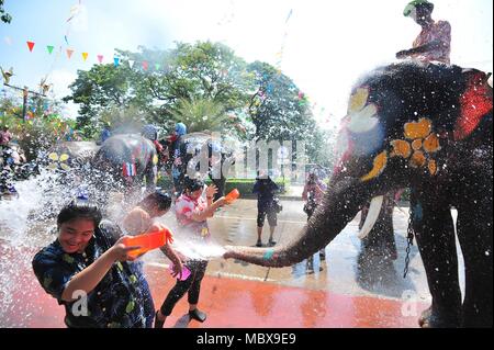 Bangkok, Thailand. 11 Apr, 2018. Elefanten Wasser auf Touristen während einer Feier für die kommende Songkran Festival in Ayutthaya, Thailand, 11. April 2018. Songkran, auch als das Wasser Festival bekannt, ist in Thailand gefeiert als Tag des traditionellen Neujahrsfest, das am 13. April beginnen wird. Credit: Rachen Sageamsak/Xinhua/Alamy leben Nachrichten Stockfoto