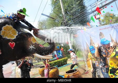 Bangkok, Thailand. 11 Apr, 2018. Ein Elefant spritzt Wasser auf Touristen während einer Feier für die kommende Songkran Festival in Ayutthaya, Thailand, 11. April 2018. Songkran, auch als das Wasser Festival bekannt, ist in Thailand gefeiert als Tag des traditionellen Neujahrsfest, das am 13. April beginnen wird. Credit: Rachen Sageamsak/Xinhua/Alamy leben Nachrichten Stockfoto