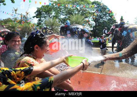 Bangkok, Thailand. 11 Apr, 2018. Elefanten Wasser auf Touristen während einer Feier für die kommende Songkran Festival in Ayutthaya, Thailand, 11. April 2018. Songkran, auch als das Wasser Festival bekannt, ist in Thailand gefeiert als Tag des traditionellen Neujahrsfest, das am 13. April beginnen wird. Credit: Rachen Sageamsak/Xinhua/Alamy leben Nachrichten Stockfoto