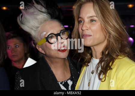 Paris, Frankreich. 11. April 2018. Mireille Suzanne Francette Porte, aka Orlan und Odile d'Oultremont besuchen 11 'La Closerie Des Lilas "literarische Auszeichnungen 2018 La Closerie Des Lilas, Paris, Frankreich. Quelle: Bernard Menigault/Alamy leben Nachrichten Stockfoto