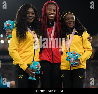 Gold Coast, Queensland, Australien. 10 Apr, 2018. (L - R) Silbermedaillengewinner Christania Williams von Jamaika, goldmedallist Michelle-Lee Ahye von Trinidad und Tobago und bronzemedallist Gayon Evans von Jamaika Pose während der Siegerehrung für die 100 Meter der Frauen während der Leichtathletik am Tag sechs der Gold Coast 2018 Commonwealth Games in Carrara Stadion. Credit: Ben Stand/SOPA Images/ZUMA Draht/Alamy leben Nachrichten Stockfoto