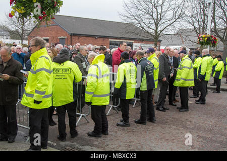 Der Randox Gesundheit Grand National, Aintree, Liverpool, Merseyside. 12. April 2018. Das berühmteste Ereignis in der Pferderennen Kalender heißt Menschen auf diese sehr spezielle Parade der Damen Outfits & die besten weiblichen Mode. Racegoers sind gedrängt worden, der Marder up" zu der Veranstaltung mehr "aspirational" als Tausende von glamourösen Frauen durch den Eintrag Tore auf der einen und nur "Grand National" als bis zu 90.000 Besucher werden erwartet, die spektakulären National Hunt Racing Event Gießen zu machen. Credit: Mediaworld Images/Alamy leben Nachrichten Stockfoto