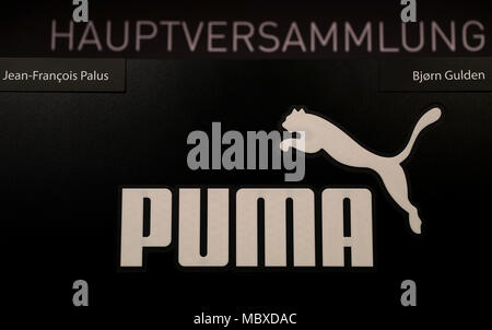 12 April 2018, Deutschland, Herzogenaurach: Das Logo der Sportmarke Puma ist auf einem Schreibtisch bei der Hauptversammlung des Unternehmens gedruckt. Foto: Daniel Karmann/dpa Stockfoto