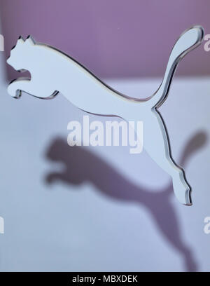 12 April 2018, Deutschland, Herzogenaurach: Das Logo der Sportmarke Puma ist auf der Hauptversammlung des Unternehmens. Foto: Daniel Karmann/dpa Stockfoto