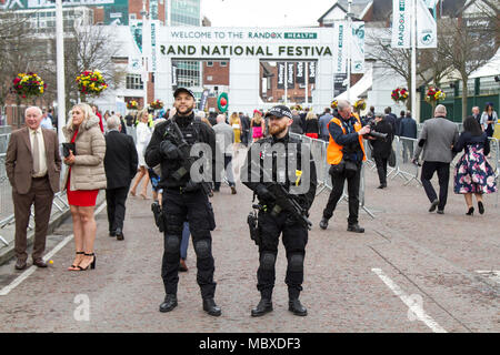 Autorisierter Schusswaffenoffizier (AFO) ein bewaffneter britischer Polizeibeamter beim Randox Health Grand National, Aintree, Liverpool, Merseyside. April 2018. Das berühmteste Ereignis im Pferderennen-Kalender begrüßt die Menschen auf dieser ganz besonderen Parade von Damen-Outfits & der feinsten weiblichen Mode. Die Rennfahrer wurden aufgefordert, sich zu „schmartern“, um die Veranstaltung „anspruchsvoller ‘“ zu machen, da Tausende glamouröser Frauen durch die Eingangstore des einzigen „Grand National“ strömen, da bis zu 90,000 Besucher an der spektakulären Veranstaltung „National Hunt Racing“ teilnehmen werden. Stockfoto