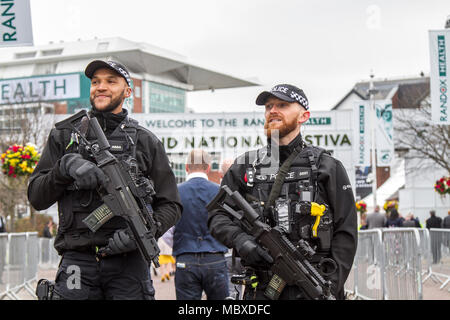 Autorisierte Feuerwaffen Officer (AFO) Ein britischer Polizeioffizier in Merseyside Polizei an der Randox Gesundheit Grand National, Aintree, Liverpool, 12. April 2018. Das berühmteste Ereignis in der Pferderennen Kalender heißt Menschen auf diese sehr spezielle Parade der Damen Outfits & die besten weiblichen Mode. Racegoers sind gedrängt worden, der Marder up" zu der Veranstaltung mehr "aspirational" als Tausende von glamourösen Frauen durch den Eintrag Tore auf der einen und nur "Grand National" als bis zu 90.000 Besucher werden erwartet, die spektakulären National Hunt Racing Event Gießen zu machen. Stockfoto