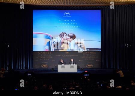 Paris. 12 Apr, 2018. Cannes Film Festival Präsident Pierre Lescure (R) und allgemeine delegieren Thierry Fremaux auf einer Pressekonferenz in Paris, Frankreich Am 12. April 2018 teil. Der Ausschuss des Cannes Film Festival findet eine Pressekonferenz am Donnerstag offizielle Auswahl in diesem Jahr ankündigen zu können. Credit: Chen Yichen/Xinhua/Alamy leben Nachrichten Stockfoto