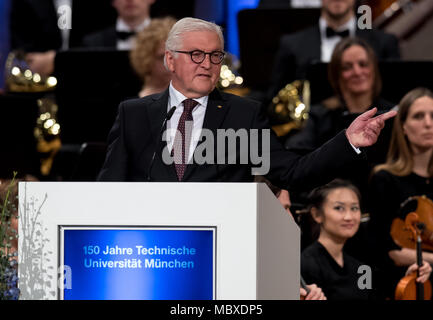 München, Deutschland. 12. April 2018. Deutsche Präsident Frank-Walter Steinmeier spricht bei einem Festakt zum 150-jährigen Jubiläum der Technischen Universität München (TUM). König Ludwig II. gegründet der Polytechnischen Schule München am 12. April 1868. Foto: Sven Hoppe/dpa Quelle: dpa Picture alliance/Alamy leben Nachrichten Stockfoto