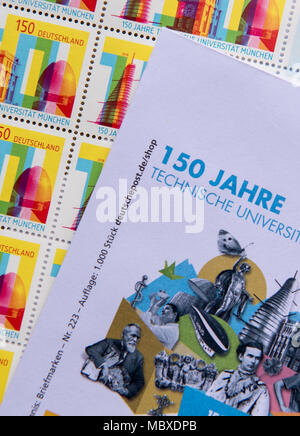 München, Deutschland. 12. April 2018. Eine spezielle Briefmarke anlässlich des 150-jährigen Jubiläums der Technischen Universität München (TUM) ist auf dem Display an der Zeremonie. König Ludwig II. gegründet der Polytechnischen Schule München am 12. April 1868. Foto: Sven Hoppe/dpa Quelle: dpa Picture alliance/Alamy leben Nachrichten Stockfoto