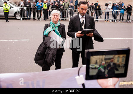 Edinburgh, Schottland. 12. April 2018. Clara Ponsati und ihr Rechtsanwalt Aamer Anwar nach Anhörung in Edinburgh Sheriff Court. Sie trafen sich Massen von Schottische Fans vor Gericht. Credit: Pep Masip/Alamy leben Nachrichten Stockfoto