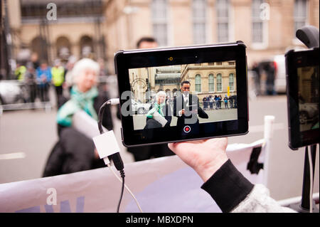 Edinburgh, Schottland. 12. April 2018. Clara Ponsati und ihr Rechtsanwalt Aamer Anwar nach Anhörung in Edinburgh Sheriff Court. Sie trafen sich Massen von Schottische Fans vor Gericht. Credit: Pep Masip/Alamy leben Nachrichten Stockfoto