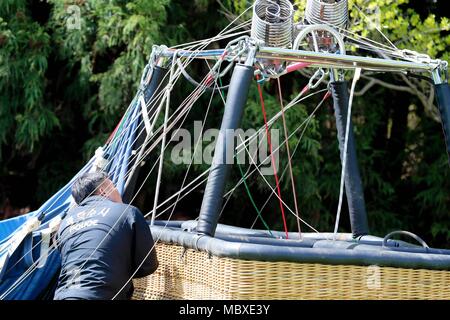 In Jeju, Südkorea. 12 Apr, 2018. Ein Polizist arbeitet auf der Website von einem Heißluftballon crash auf der Insel Jeju, Korea, 12. April 2018. Ein Mensch getoetet und 12 andere in einem Heißluftballon verletzt worden bei der Landung frühen Donnerstag. Credit: Newsis/Xinhua/Alamy leben Nachrichten Stockfoto