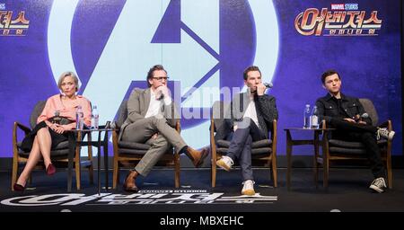 Seoul, Südkorea. 12 Apr, 2018. Darsteller von "Avengers: Infinity Krieg' Pom Klementieff, Tom Hiddleston, Benedict Cumberbatch und Tom Holland (von L nach R) nehmen an einer Pressekonferenz in Seoul, Südkorea, am 12. April 2018. Quelle: Lee Sang-ho/Xinhua/Alamy leben Nachrichten Stockfoto