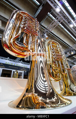 Frankfurt/Main, Deutschland. 11. April 2018. Tuben Hersteller Miraphone, Musikmesse Frankfurt, Messe für Musikinstrumente, Noten, Musik Produktion und Vermarktung. Credit: Christian Lademann Stockfoto